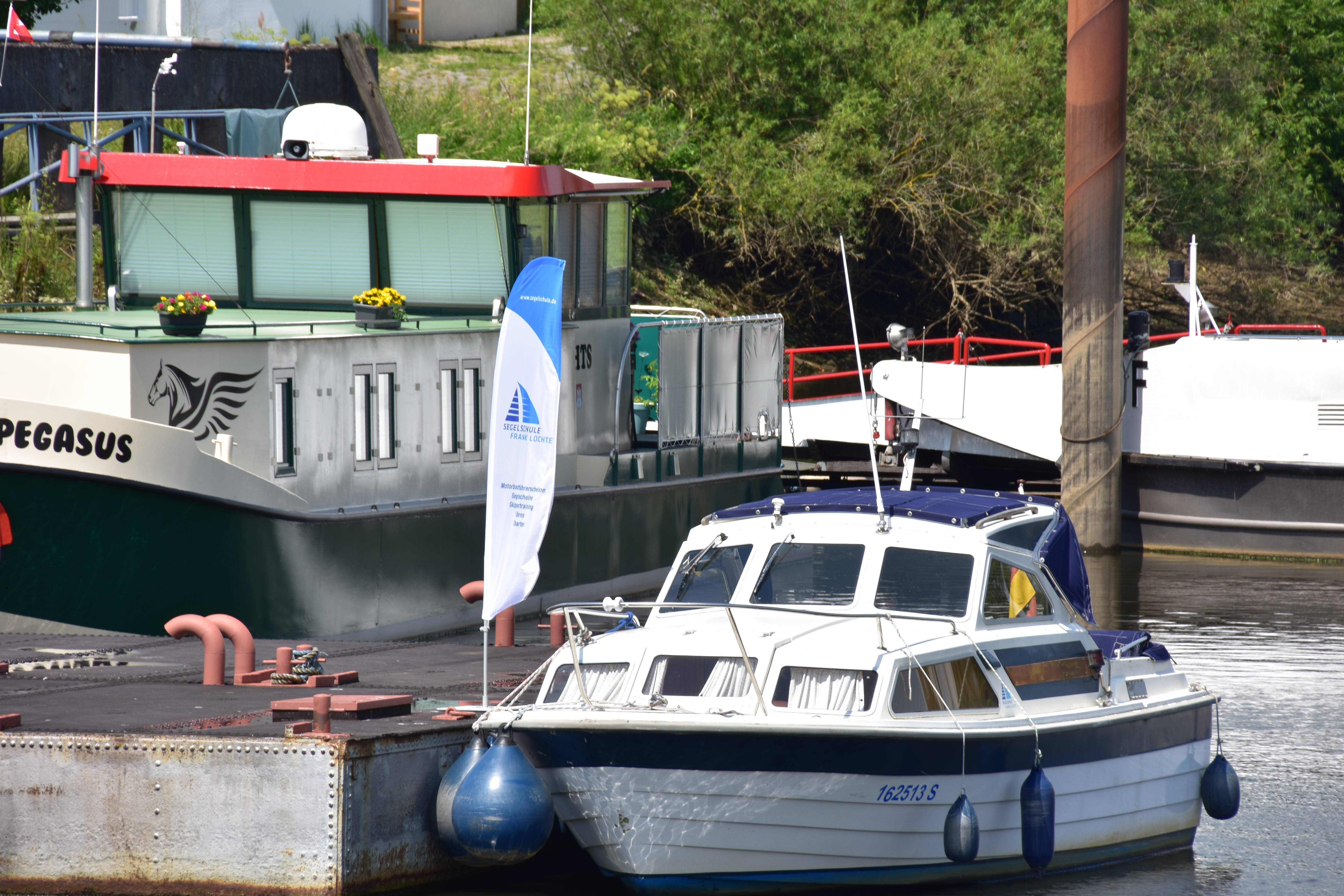 Segelschule im Hafen